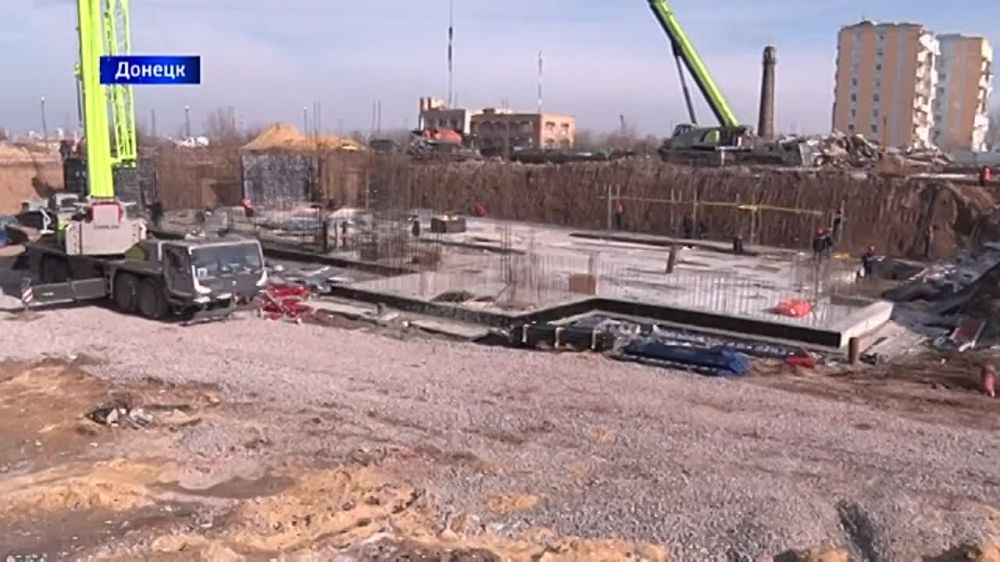 Виталий Хоценко и Марат Хуснуллин проинспектировали ряд социальных объектов в Донецке