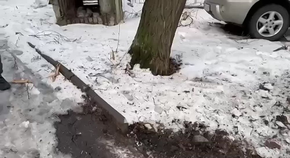 В Донецке осколки украинского снаряда упали рядом с мужчиной и ребёнком, которые лепили снеговика, сообщают очевидцы (видео 1)