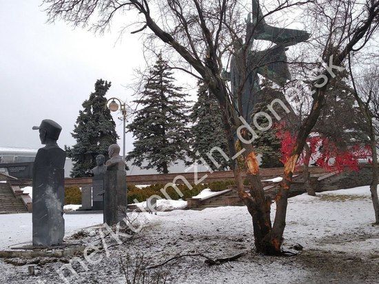 Бюсты героев ДНР повреждены украинскими снарядами в Донецке