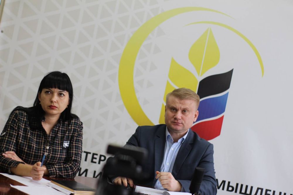 Артем Крамаренко: Провел рабочее совещание с начальниками Управлений по работе с сельхозпроизводителями районов Донецкой Народной Республики в режиме видеоконференции