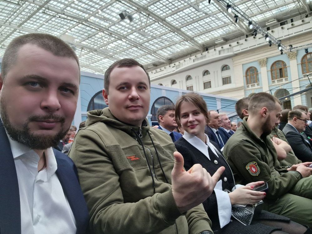 Владлен Татарский: Вот фотоотчёт. Никто не спит. Рядом какая-то известная девушка из Донецка