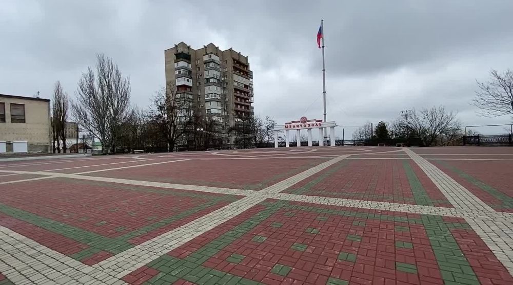 Фейк: Мелитопольцы планируют выйти на митинг, чтобы получить выплаты по заработной плате, и призывают друг друга на протестную акцию с помощью объявлений, расклеенных на жилых домах, сообщают украинские телеграм-каналы
