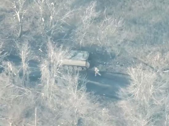Попытка боевика ВСУ остановить бросивший его БТР M113 попала на видео
