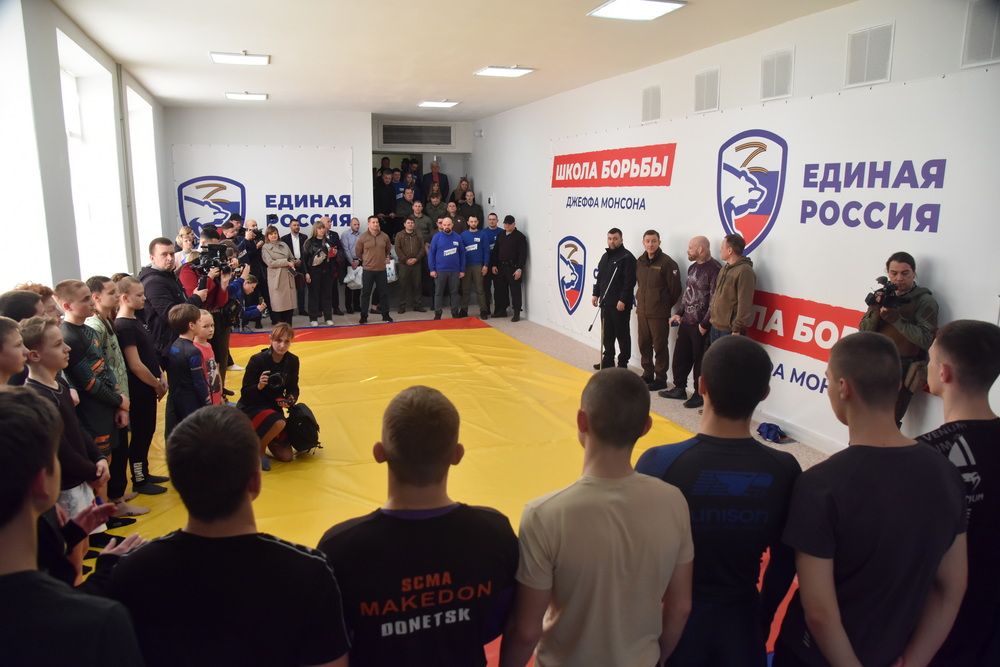 Денис Пушилин и Андрей Турчак приняли участие в открытии Школы борьбы Джеффа Монсона в Макеевке
