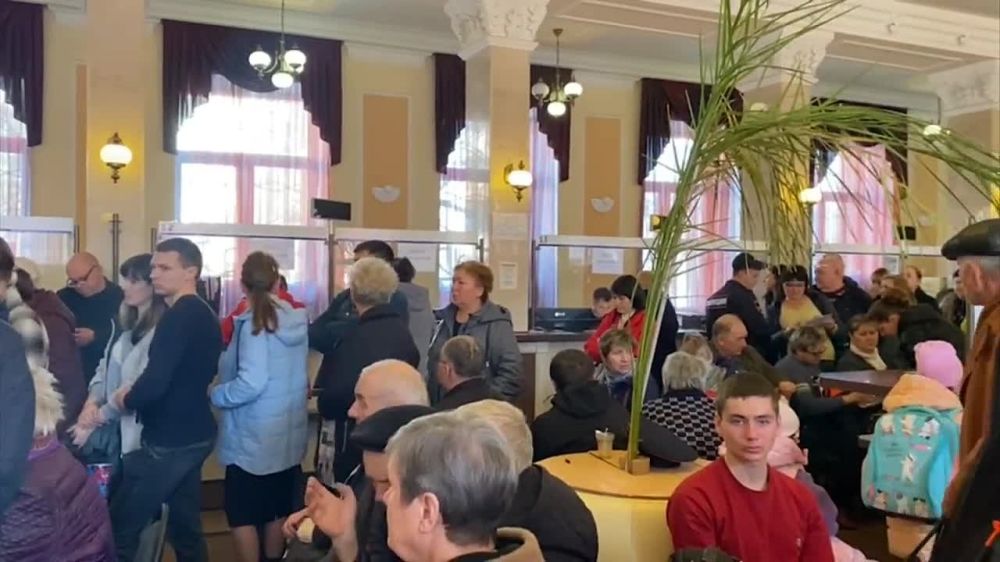 В последнее время поступают обращения по поводу работы центрального отделения Почты Донбасса, где с недавних пор организован прием документов на получение паспорта РФ