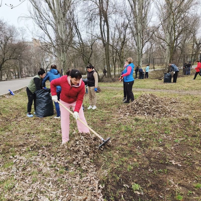 Татьяна Темникова: Сегодня, на субботнике активно и дружно работали по очистке территории от прошлогодней листвы и мусора, навели чистоту и порядок