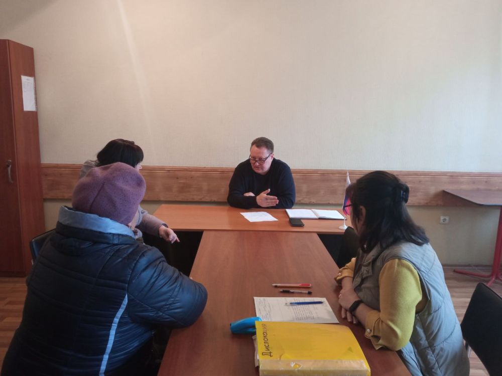 Сегодня, 27 марта, в администрации Киевского района г. Донецка, прошел прием главы администрации, Киевского района г. Донецка, секретаря местного отделения Общественного Движения «Донецкая Республика» - Валентина Левченко