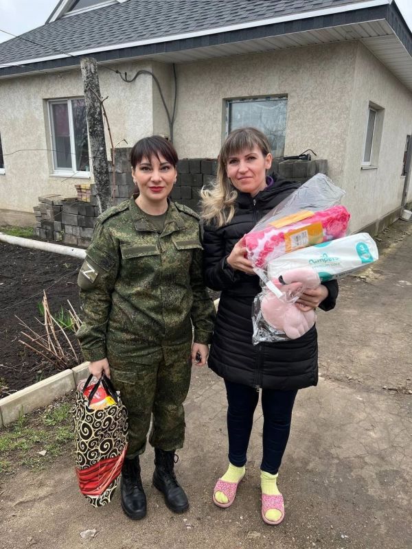 29 марта 2023 года глава администрации Ленинского района г. Донецка Татьяна Темникова вручила продовольственные наборы социально-незащищённым группам населения, а также оказала помощь семье с новорожденным