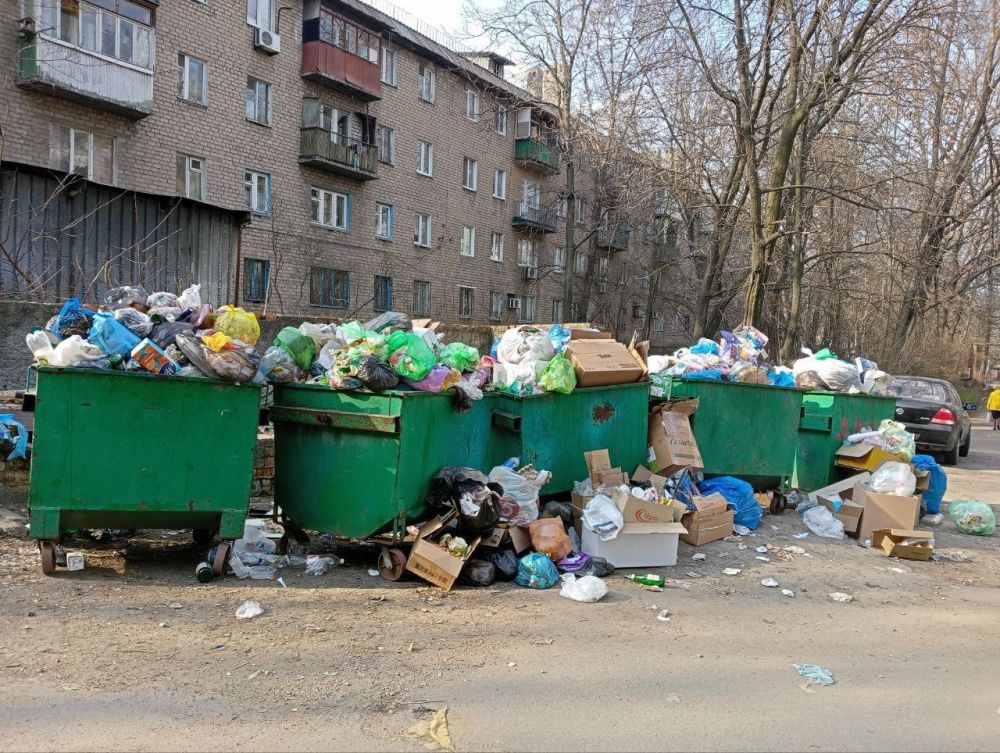 Татьяна Темникова: Сегодня, 29 марта, в рамках проведения весеннего двухмесячника в Ленинском районе г. Донецка была произведена уборка мусора с придомовых территорий жилых домов, расположенных на ул. Ткаченко, 157