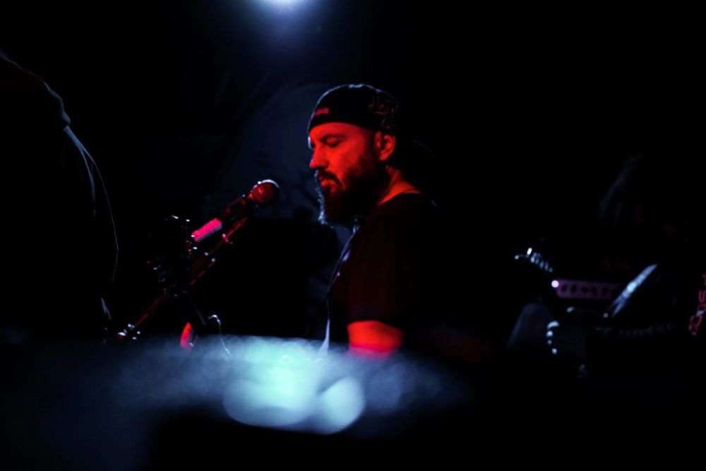 Денис Григорюк: Несколько дней назад я делал анонс своего материала об обратной стороне жизни в воюющем Донецке, где люди живут не только боевыми действиями, но и находят в себе место для чего-то светлого и прекрасного