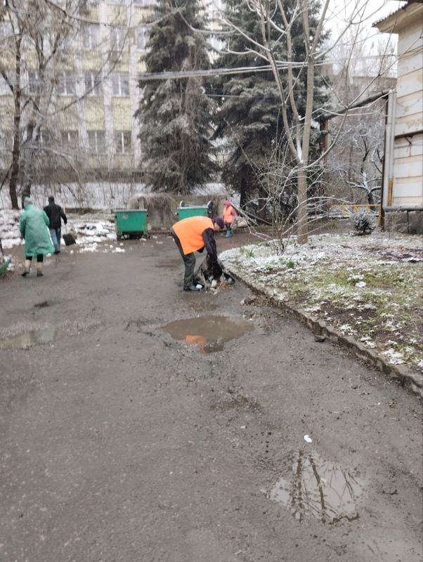 Василий Ткачук: Дворниками ЖЭУ № 2 Муниципального унитарного предприятия администрации г. Донецка "Управляющая компания Калининского района г. Донецка" выполнена уборка территорий по проспекту Ильича, 78, 80,84, 86,107,109