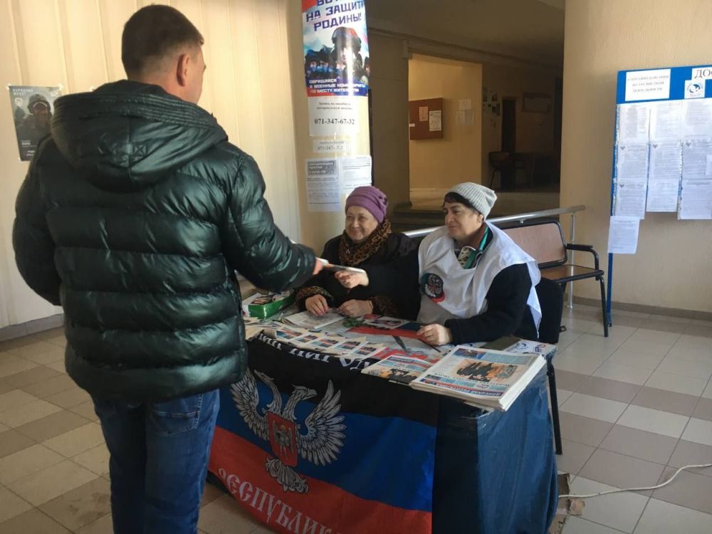 Василий Ткачук: Активисты местного отделения Общественного Движения «Донецкая Республика» Калининского района города Донецка продолжают работу информационного пикета