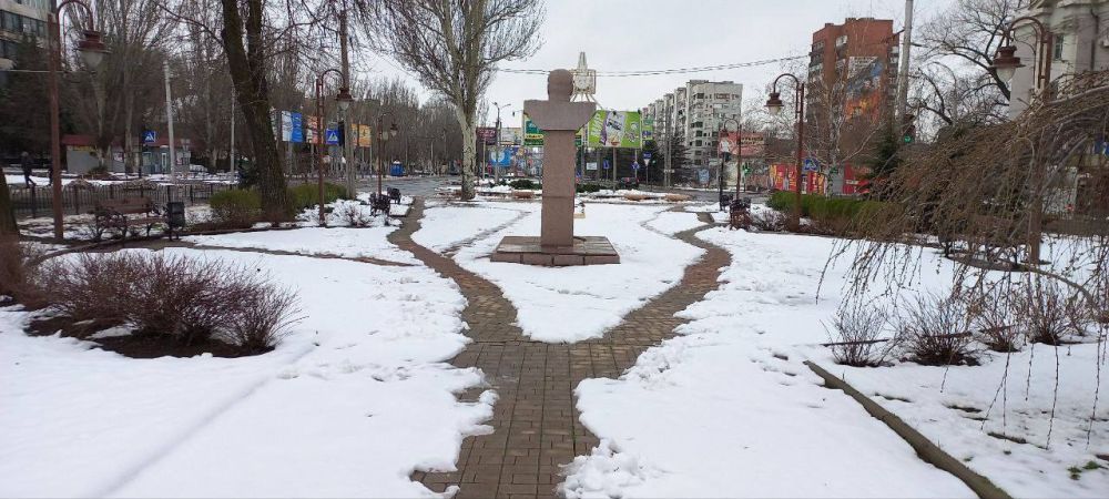 Василий Ткачук: В субботний день сотрудники Муниципального унитарного предприятия администрации г. Донецка "Зеленого строительства Калининского района г. Донецка" продолжают очистку территории района от снега и ликвидацию последствий непогоды