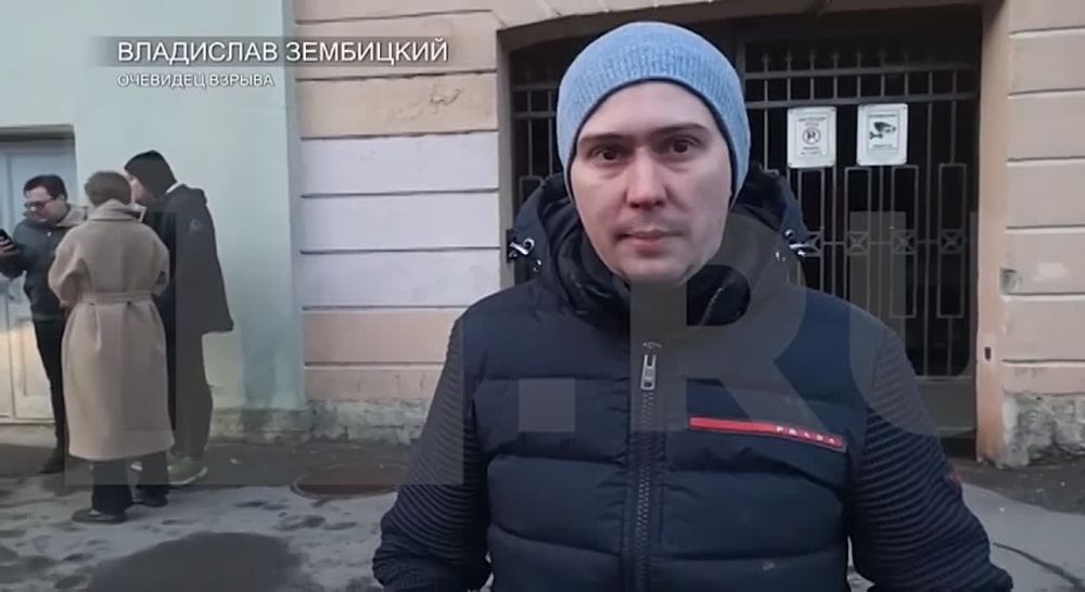 Очевидцы сообщают, что подаренную статуэтку (в которую диверсанты заложили бомбу) осматривали перед передачей Владлену Татарскому и девушка, которая ее принесла — была ему знакома