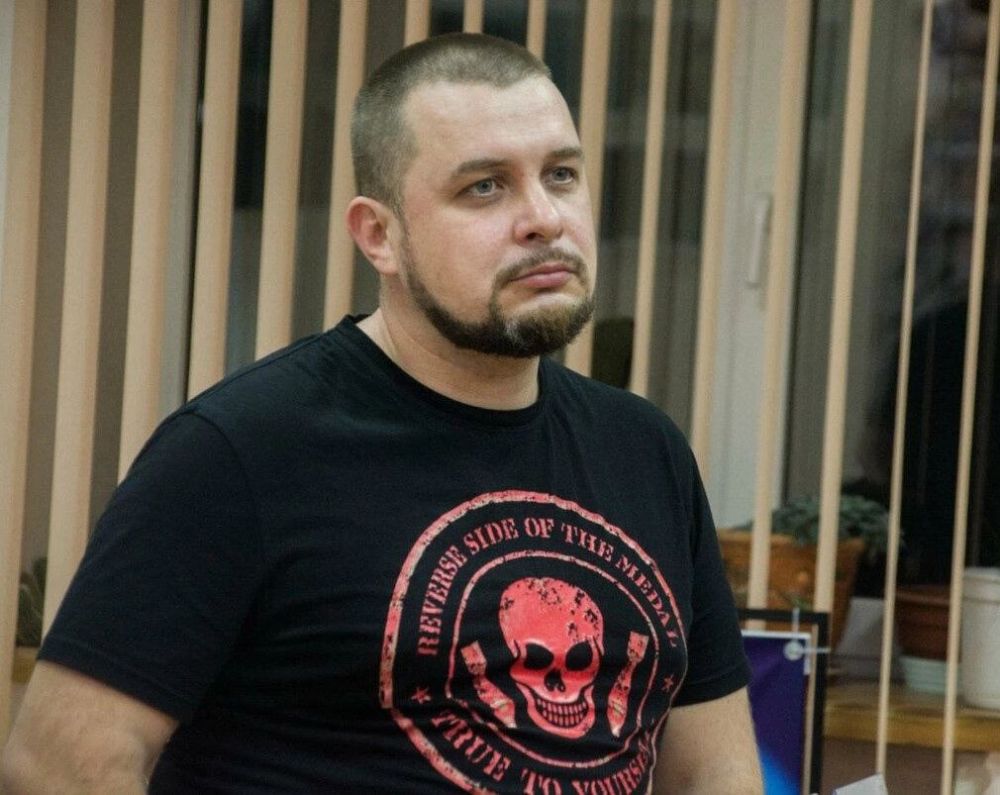 Сегодня в результате террористического акта погиб известный военный корреспондент и блогер, автор книг "Бег", " Война", "Медитация" Владлен Татарский (настоящее имя — Максим Фомин)