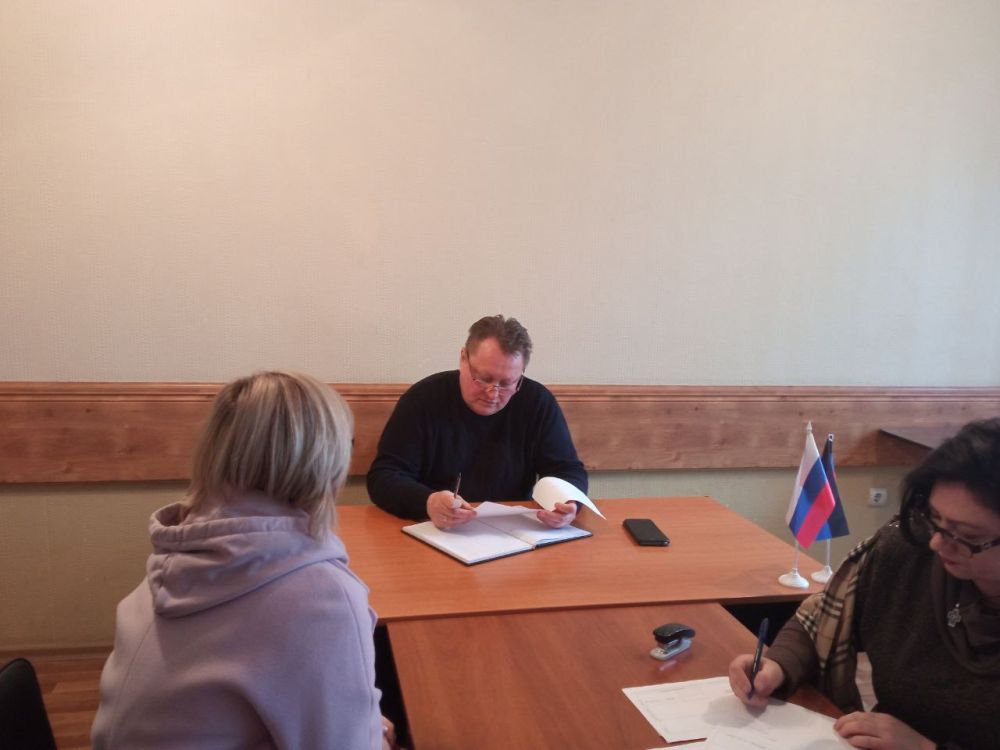 Сегодня, 3 апреля, в администрации Киевского района г. Донецка, прошел прием главы администрации, Киевского района г. Донецка, секретаря местного отделения Общественного Движения «Донецкая Республика» - Валентина Левченко