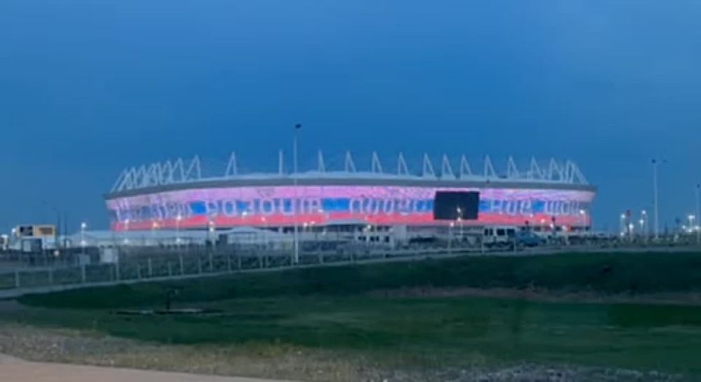 Самые известные цитаты Владлена Татарского вывели на здание спортивной арены в Ростове-на-Дону