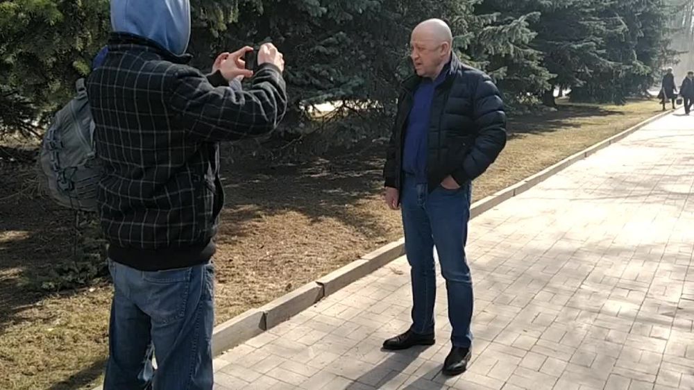 На Троекуровское кладбище в Москве, где сегодня пройдёт прощание с военкором Владленом Татарским, приехал Пригожин Е.В