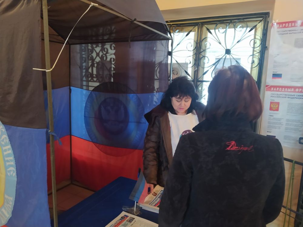 Раздача газет в Кировском районе Донецка