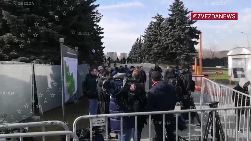 На прощание с Владленом Татарским приходят люди, уже образовалась большая очередь