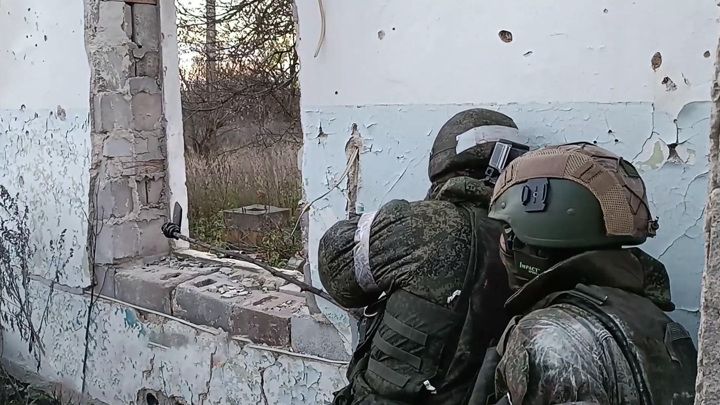 Российские ВС взяли шиноремонтный завод в Марьинке