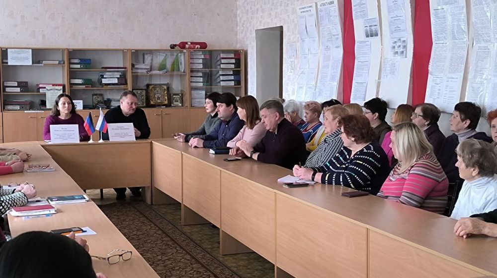 Сегодня, 11 апреля, на базе ГПОУ «Донецкий колледж технологий и дизайна» ГОВПО «Донецкий национальный университет экономики и торговли имени Михаила Туган-Барановского» состоялась встреча с трудовым коллективом