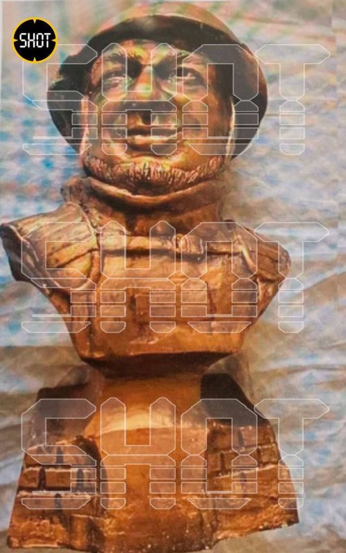 Журналисты Shot публикуют фото статуэтки с СВУ внутри, которую Трепова подарила Владлену Татарскому