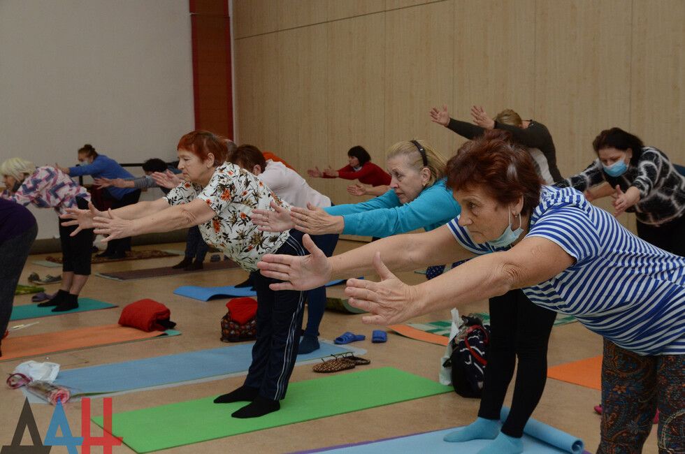 В Донецке учат пожилых людей дыхательной гимнастике, которой пользуются артисты