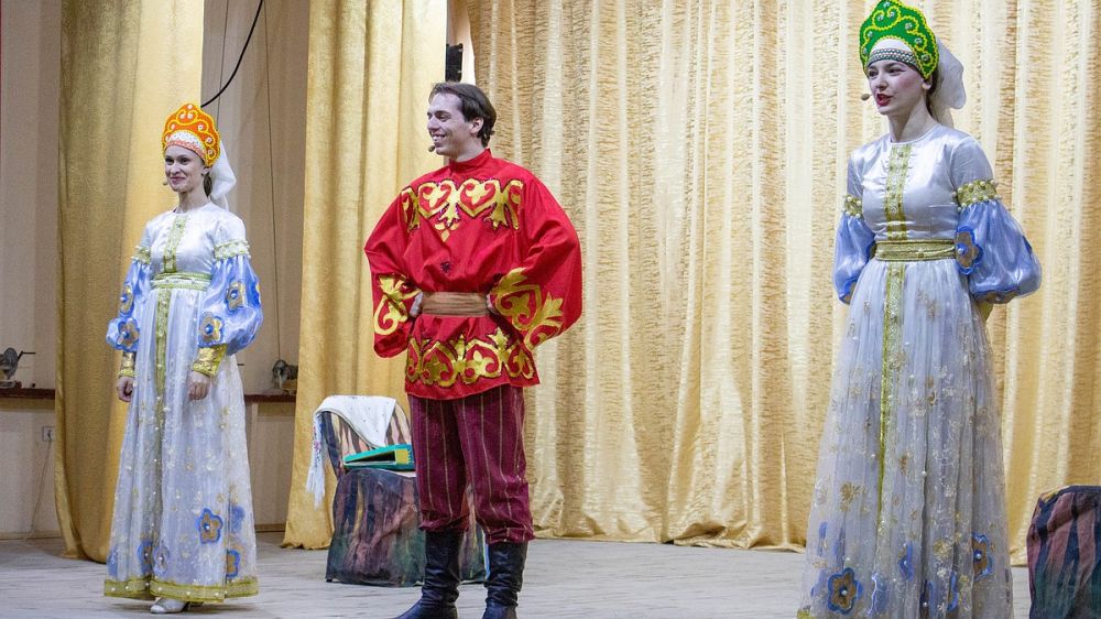 «Культура для школьников»: Донецкий драмтеатр выступил для юных жителей Урзуфа