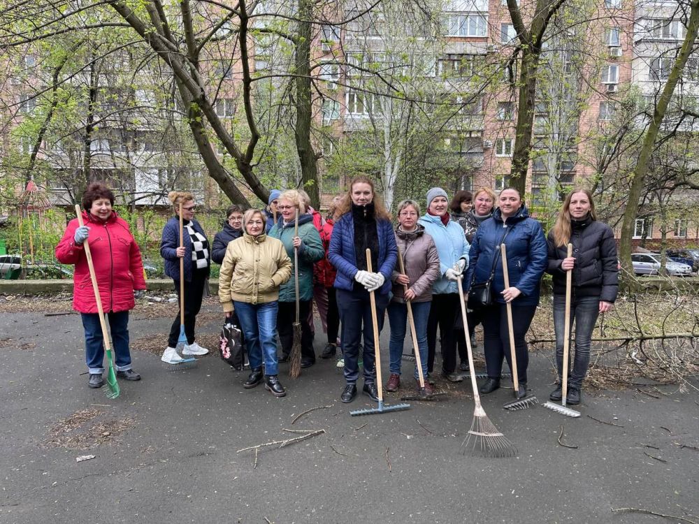 Виктория Хощенко: МУП АГД "СЕЗ Ворошиловского района г. Донецка" в разных частях района всем коллективом приняли активное участие во всероссийском субботнике