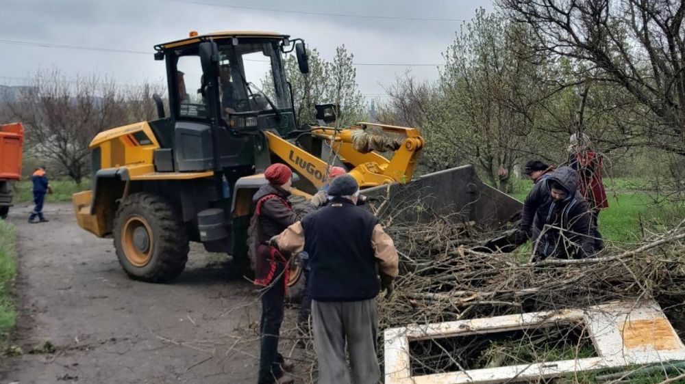 «Мы должны ухаживать за своими городами»: Жители ДНР приняли участие во Всероссийском субботнике