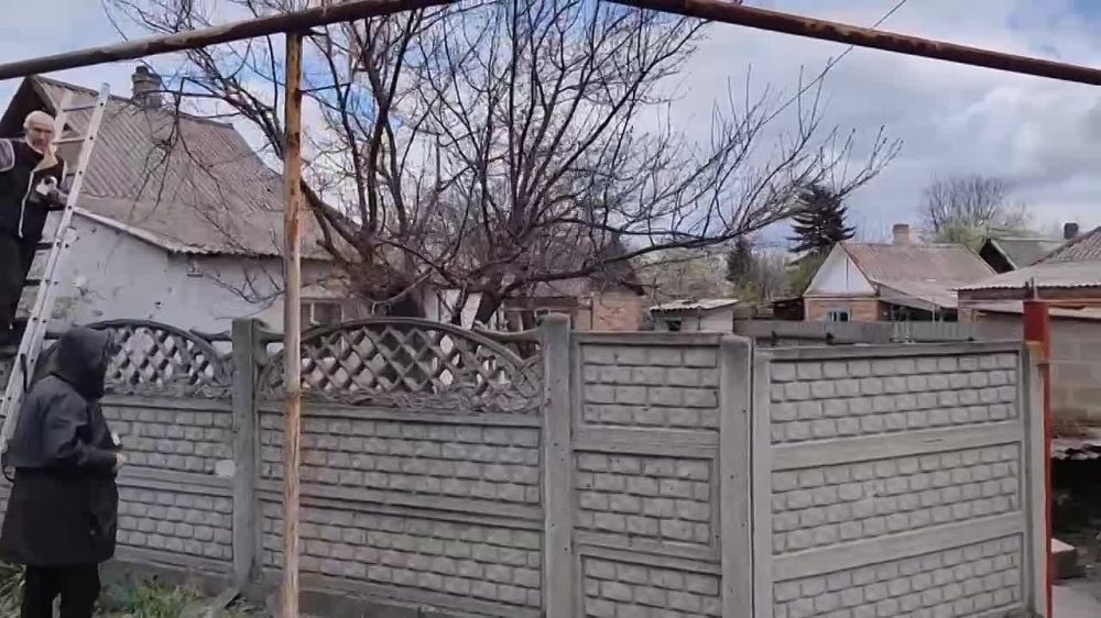 Последствия обстрела на ул. Белозерской в Петровском районе Донецка