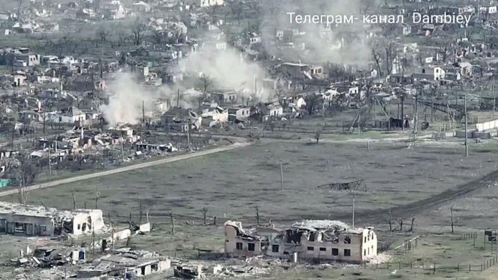 Чингис Дамбиев: Марьинка. Вид с коптера на артиллерийские дуэли. Город, который входит в Донецкую агломерацию практически стерт с лица земли украинской армией