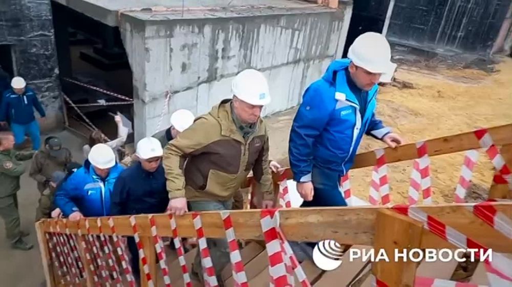 Вице-премьер России Марат Хуснуллин и врио главы ДНР Денис Пушилин осмотрели строящийся перинатальный центр в Донецке