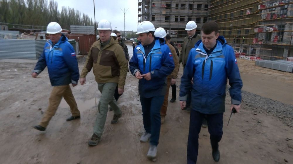 Хуснуллин посетил строящийся перинатальный и протезно-ортопедический центры в Донецке