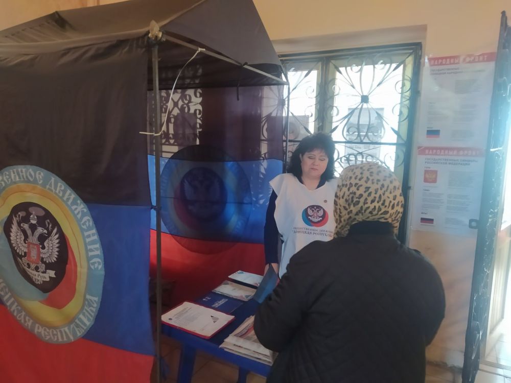 Раздача газет в Кировском районе Донецка