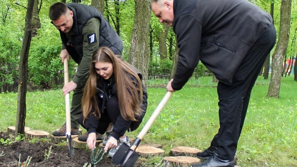 «Несмотря на непрекращающиеся обстрелы, с каждым днем наш город становится краше»: В Донецком парке имени Щербакова появилась новая клумба из 250 роз