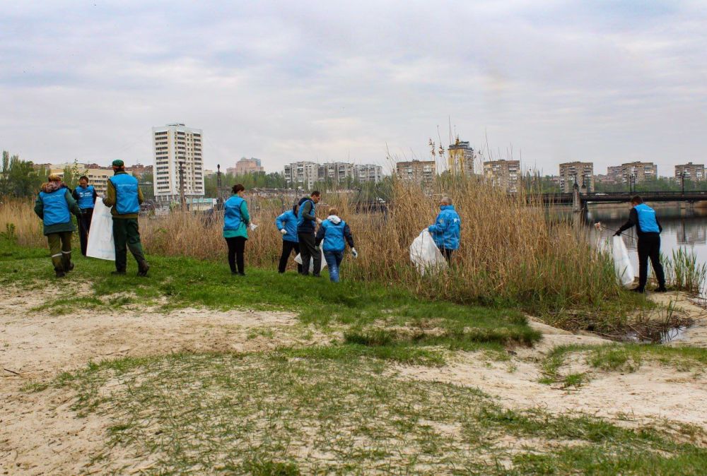 Владимир Ежиков: В Донецке на очистку берега Кальмиуса от мусора вышло более 50 человек