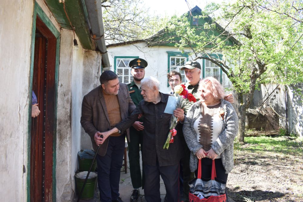 Денис Стрельченко поздравил ветерана Великой Отечественной войны