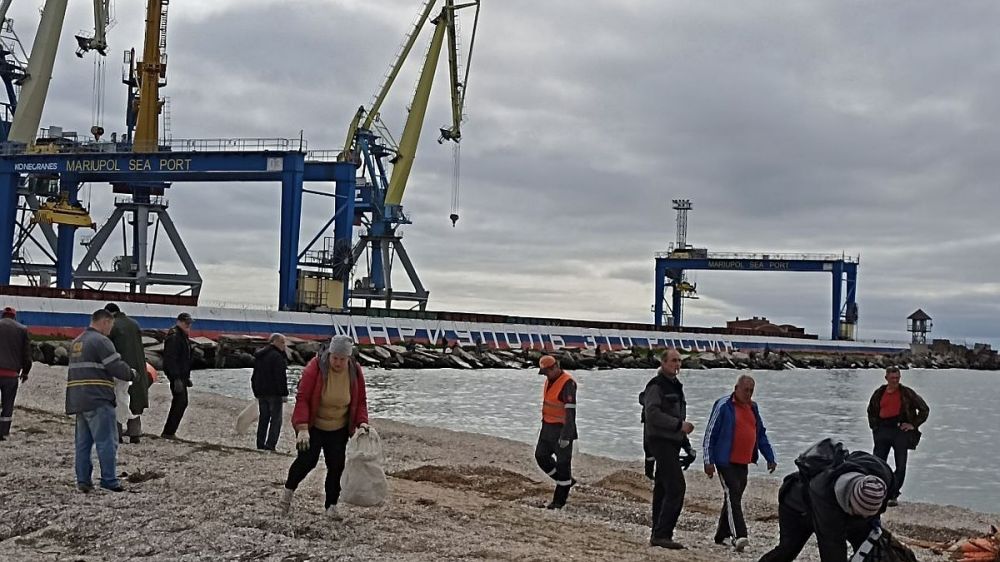 В Мариуполе расчистили 1,5 километра береговой линии от мусора