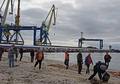 В Мариуполе расчистили 1,5 километра береговой линии от мусора