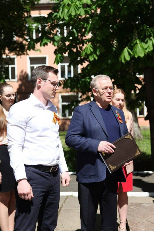 Дмитрий Гарцев: Вместе с ректором Донецкого государственного медицинского университета Григорием Игнатенко, а также сотрудниками и студентами ВУЗа почтил память медицинских работников, погибших в годы Великой Отечественной войны