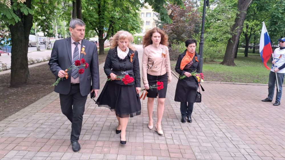 Виктория Хощенко: Сегодня, в преддверии 78 годовщины великого праздника Дня Победы возложили цветы к памятникам К.А. Гурову и Ф.А. Гринкевичу - героям, освобождавшим регион от фашистской оккупации в годы Великой Отечественной войны