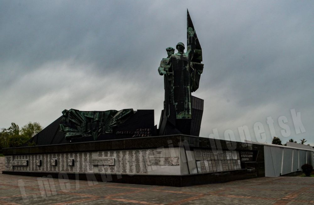 Акция "Без слов" Сегодня, 9 мая, к подножию монумента "Твоим освободителям, ...