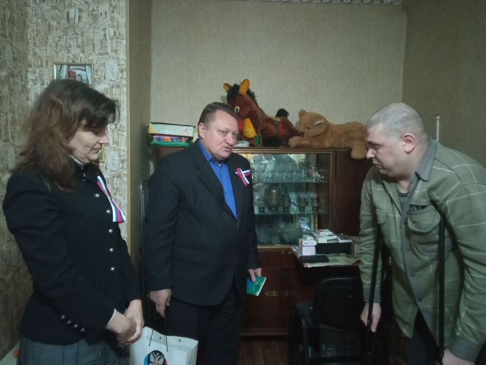 Сегодня, в преддверии празднования Дня Республики, глава администрации Киевского района г. Донецка Валентин Левченко посетил защитника Республики Вадима Резниченко