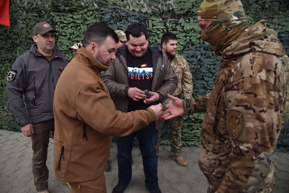 Денис Пушилин и представители «Народного фронта» вручили ключи от внедорожников бойцам ОБТФ «Каскад»