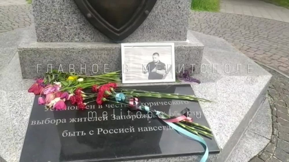 Мелитопольцы почтили память Владлена Татарского — сегодня 40 дней с момента его смерти