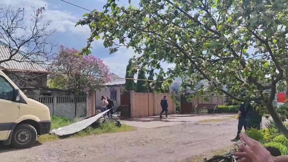 На Горняке в Куйбышевском районе Донецка в результате прямого попадания в жилой дом, по словам очевидцев, сгорела женщина с ребенком