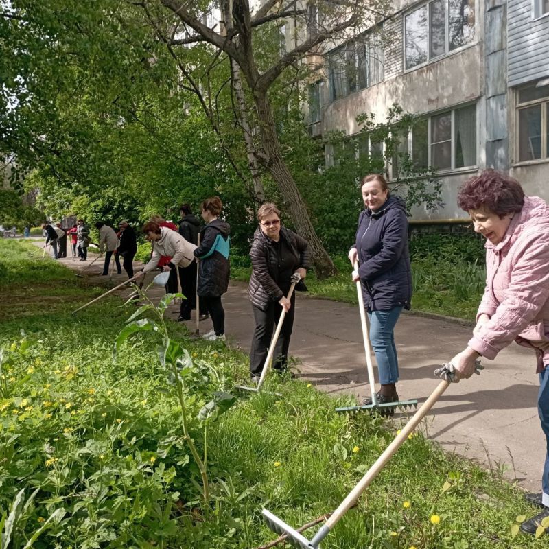 Виктория Хощенко: МУП АГД "СЕЗ Ворошиловского района г. Донецка" в разных частях района всем коллективом приняли активное участие во всероссийском субботнике