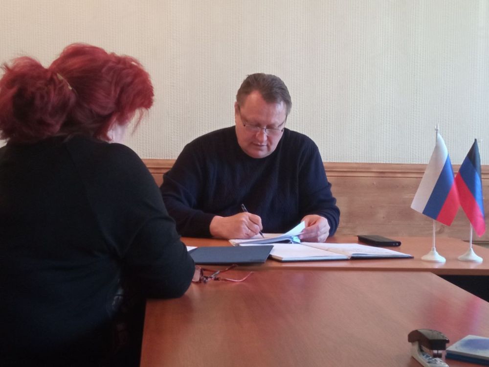 Сегодня, 15 мая, в администрации Киевского района г. Донецка, прошел личный прием главы администрации Киевского района г. Донецка, секретаря местного отделения Общественного Движения «Донецкая Республика» - Валентина Левченко